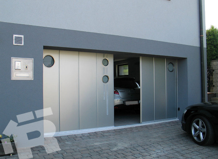 Brama segmentowa z drzwiami, bramy garażowe boczne.